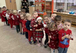 Dzieci stoją w pociągu.