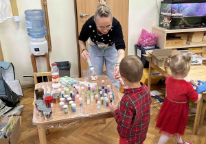 Dzieci wybierają kolor brokatu.