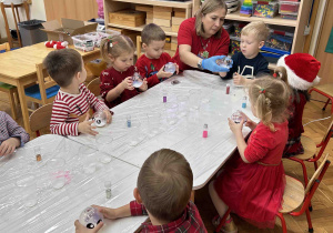 Pani pomaga dzieciom.