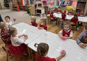 Trzylatki robią świąteczne bombki.