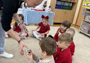 Dzieci wybierają bombki.