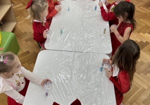 Przedszkolaki będą sypać brokaty do bombek.