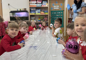 Prezentacja bombek wysypanych brokatem.