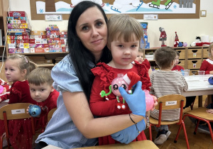 Dziewczynka z panią pokazują skończoną bombkę.