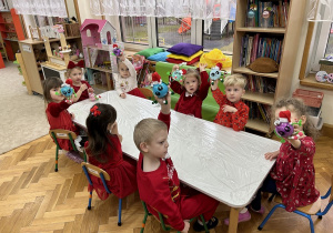 Przedszkolaki ze swoimi bombkami.