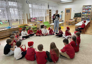 Dzieci witają panią instruktor.