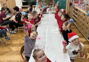 Dzieci pokazują gotowe bombki.