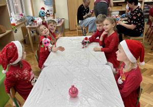 Dzieci pokazują zrobione bombki.