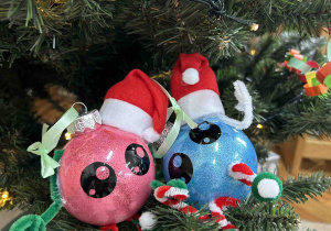 Gotowe bombki wiszą na choince.