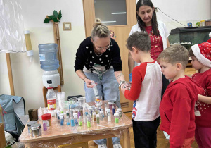 Dzieci czekają w kolejce, by wybrać kolor brokatu.