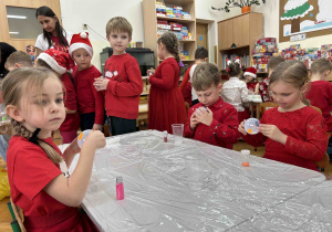 Dzieci ozdabiają bombki.