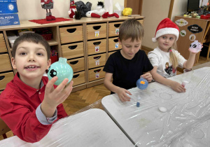 Chłopiec pokazuje swoją bombkę.