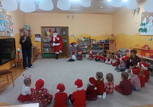 01. Dzieci witają Mikołaja.