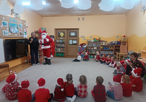 02. Dzieci witają Mikołaja.