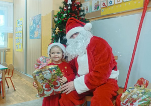 16. Dziewczynka trzyma prezent.