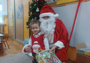 21. Chłopiec ze Świętym Mikołajem.