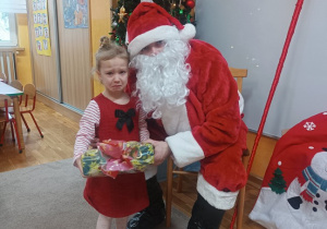 23. Dziewczynka z Mikołajem.