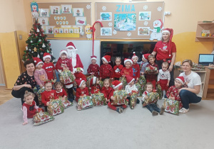 25. Pamiątkowe zdjęcie z Mikołajem.