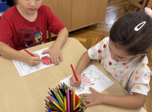 Dzieci kolorują postać Gniewka.