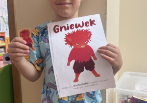 Chłopiec prezentuje postać Gniewka.