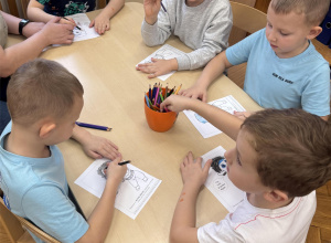 Chłopcy kolorują postać Bojka.