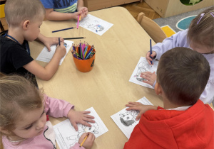 Dzieci kolorują Bojka.