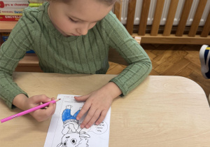 Dziewczynka koloruje postać Bojka.