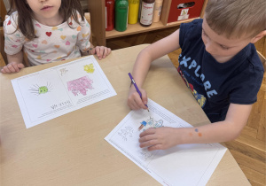 Dzieci wykonują pracę.