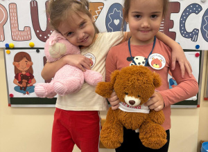 Dziewczynki pozują ze swoją ulubioną maskotką.