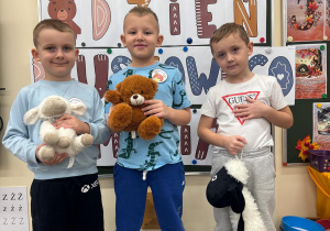 Chłopcy pozują z ulubionymi misiami.