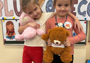 Dziewczynki pozują z misiami.