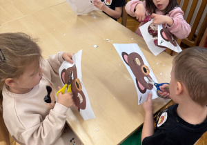 Dzieci wycinają maskę.