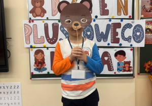 Chłopiec pozuje z maską.