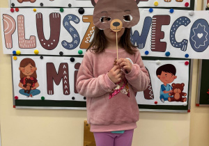 Dziewczynka pozuje z mask.a.