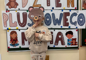 Dziewczynka pozuje z maską.