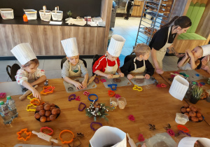 Dzieci wycinają formami kształty pierników.