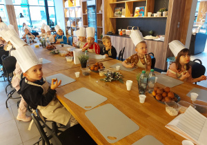 Dzieci podczas spożywania poczęstunku od Piekarni GOM.