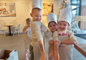 Dzieci pokazują pieczątki na rękach.