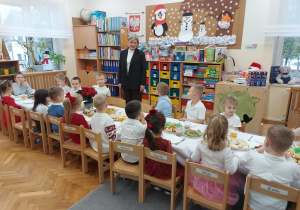 Pani dyrektor składa dzieciom życzenia świąteczne.