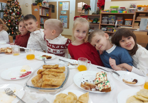 Dzieci pozują do zdjęcia przytulone do siebie.