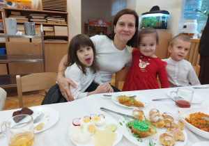 Dzieci pozują do wspólnego zdjęcia z panią.