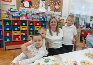 Dzieci pozują do zdjęcia z panią.