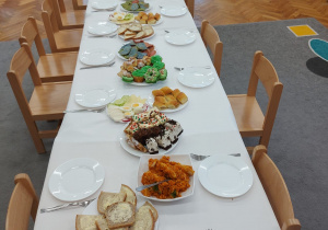 Świąteczny stół zastawiony potrawami.