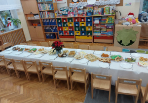 Stół gotowy do rozpoczęcia wigilii.