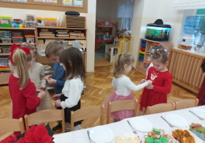 Dzieciskładają sobie życzenia.