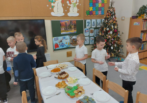 Dzieci dzielą się opłatkiem.