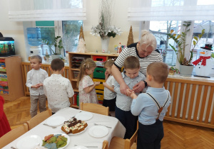 Dzieci składają sobie życzenia świąteczne.