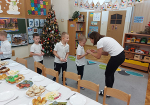 Dzieci z panią składają sobie życzenia.