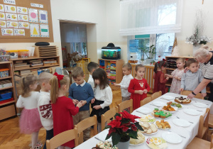 Dzieci dzielą się opłatkiem.