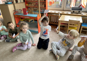 Dzieci 4-letnie prezentują rysunki związane z tematem - Czego się boję.